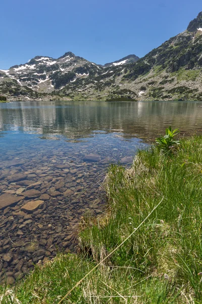 Atemberaubende Landschaft von demirkapiyski chuki Gipfel und Popovo See, Pirin Berg — Stockfoto