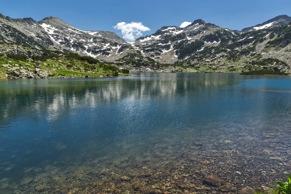 Fantastische Panorama van Demirkapiyski chuki en Dzhano toppen, Popovo lake, Pirin-gebergte — Stockfoto