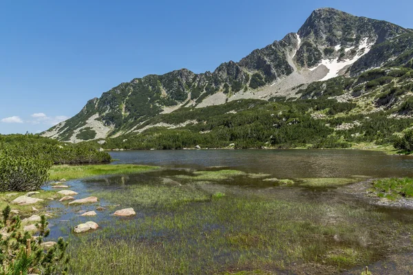 Danau ikan dan puncak Sivrya, Gunung Pirin — Stok Foto