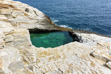 Giola doğal havuzun Thassos Adası, Doğu Makedonya ve Trakya yeşil sularına