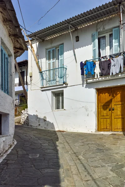 Каменная улица и старый дом в деревне Панагия, остров Тассос, Восточная Македония и Фракия — стоковое фото