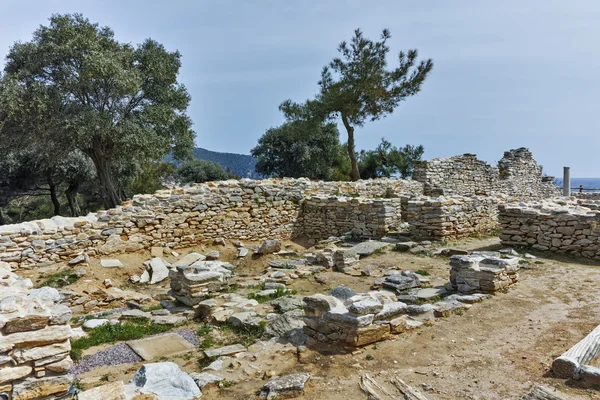 Ruinas de la antigua iglesia en el sitio arqueológico de Aliki, la isla de Tasos, Macedonia Oriental y Tracia — Foto de Stock