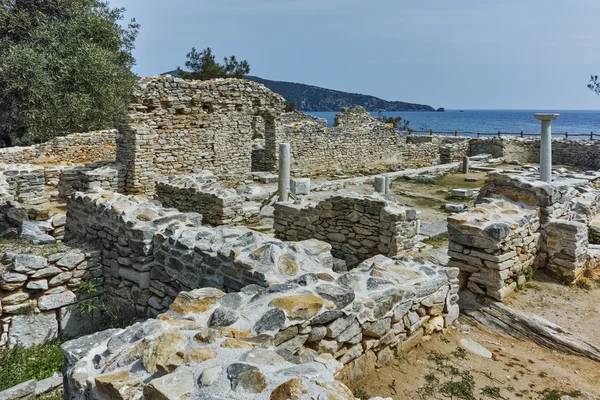 Kolumn i ruinerna av forntida kyrka i arkeologiska platsen i Aliki, Thassos island, Östra Makedonien och Thrakien — Stockfoto