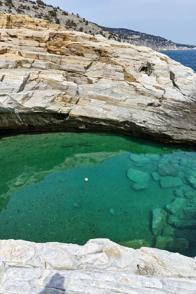 Čisté vody z Giola přírodního koupaliště v ostrově Thassos, Východní Makedonie a Thrákie — Stock fotografie