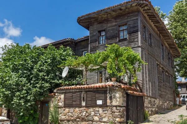Prachtig uitzicht van houten oud huis met wijnstokken front in Sozopol stad, regio Burgas — Stockfoto