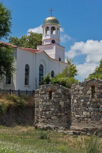 Kyrkan av St. Cyril och St Methodius och antika ruiner i Sozopol stad — Stockfoto