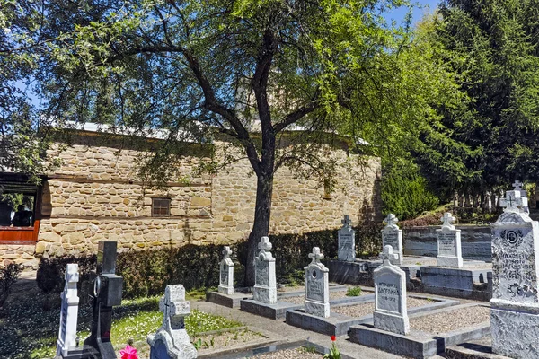 Église et cimetière médiéval dans le monastère de Temski St. George, région de Pirot — Photo