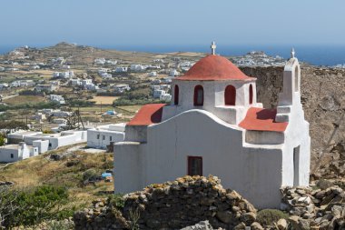 Ortaçağ Kalesi ve beyaz kilise, Mykonos Adası, Cyclades manzara