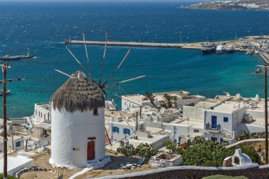 Panoramik beyaz yel değirmeni ve Mikonos Adası, Cyclades
