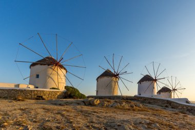 Beyaz gün batımı görünümü Mikonos Adası üzerinde Cyclades yel değirmenleri