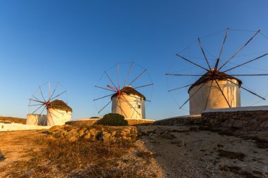 Günbatımı beyaz yel değirmenleri ve Ege Denizi Adası Mykonos, Cyclades