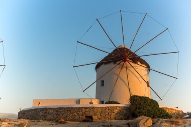 Mikonos Adası üzerinde Cyclades günbatımı üzerinde beyaz yel değirmenleri,