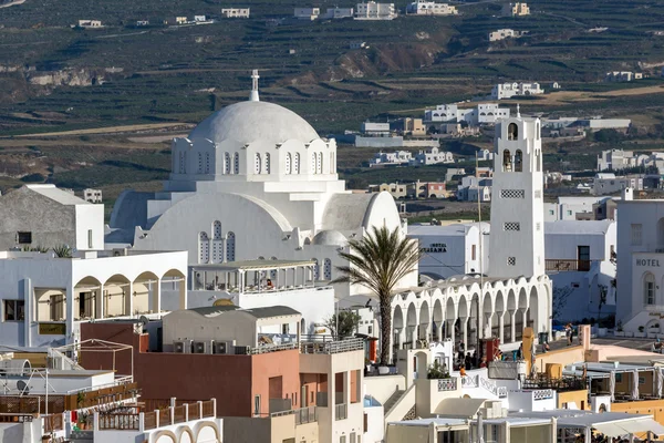 Iglesia Blanca ciudad de Fira, isla de Santorini, Thira, Cícladas — Foto de Stock
