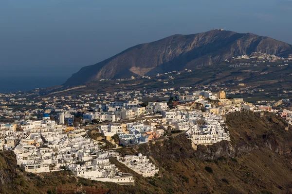 Panorama a la ciudad de Fira y pico del Profeta Elías, isla de Santorini, Thira, Cícladas — Foto de Stock