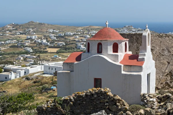 Paesaggio con fortezza medievale e chiesa bianca, isola di Mykonos, Cicladi — Foto Stock