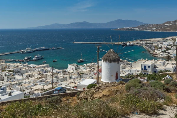 Erstaunliche Meereslandschaft mit weißer Windmühle und Aussicht auf die Insel Mykonos, Kykladen — Stockfoto