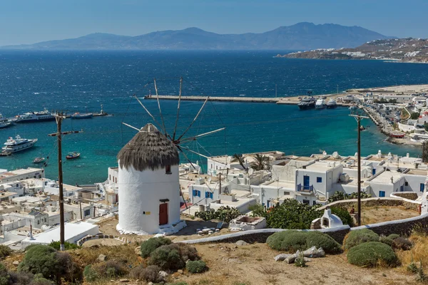 Amazing Seascape af hvid vindmølle og øen Mykonos, Kykladerne - Stock-foto
