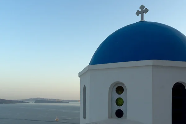 Twinlight vue de l'église avec toit bleu dans la ville d'Oia et panorama sur l'île de Santorin, Thira, Cyclades — Photo