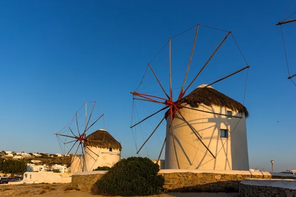 The last rays of the sun over White windmills on the island of Mykonos, Cyclades — Stock Photo, Image