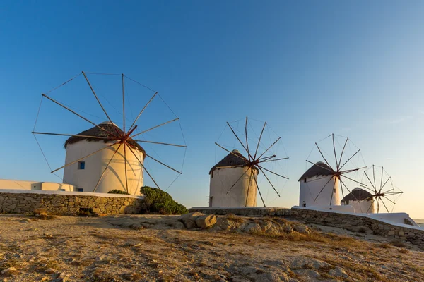 Coucher de soleil sur les moulins à vent blancs sur l'île de Mykonos, Cyclades — Photo