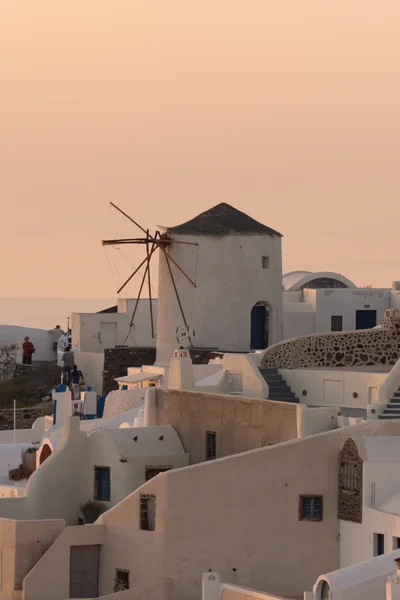 Amazing zonsondergang over witte windmolens in de gemeente van Oia en panorama naar Santorini eiland, Thira, Cyclades — Stockfoto