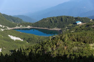 Sinanitsa Gölü, Pirin Dağı, açık gökyüzü ile şaşırtıcı görünümü