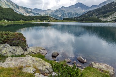 Bulutlar Banderishki Kınalı tepe ve yansıma Muratovo göl, Pirin Dağı