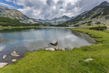 Banderishki Kınalı tepe ve Muratovo Gölü, Pirin Dağı üzerinde kara bulutlar