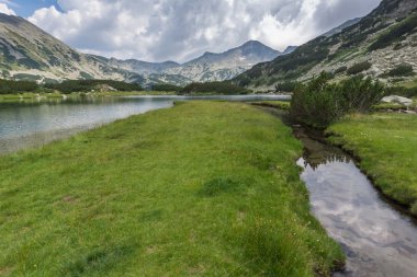 Panoramik Banderishki Kınalı tepe ve Muratovo Gölü, Pirin Dağı çevresinde yeşil çayırlar