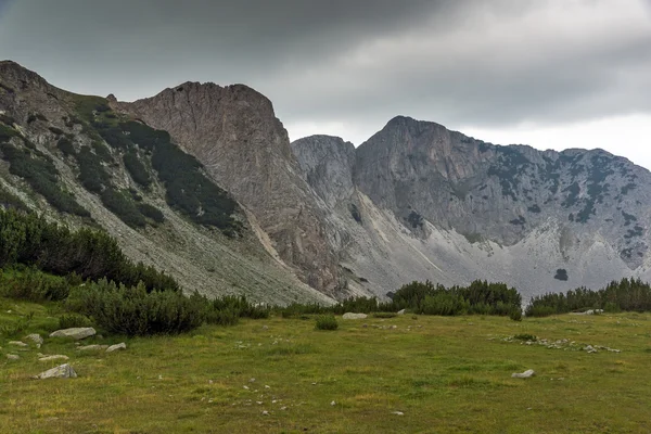 Paesaggio con nuvole scure sopra Sinanitsa picco, Pirin Mountain — Foto Stock