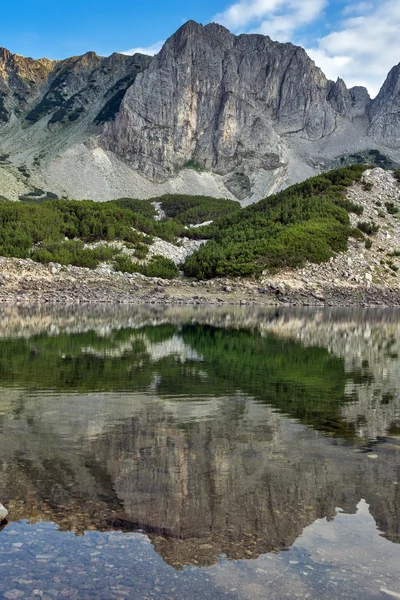 Csodálatos táj Sinanitsa csúcs és tó, a Pirin-hegység, — Stock Fotó