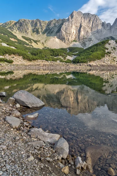 Batuan putih Sinanitsa puncak dan refleksi di danau, Pirin Gunung — Stok Foto