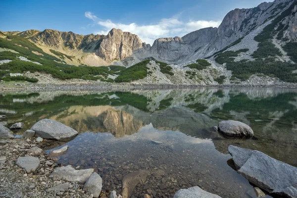 Panorama incrível em torno de Sinanitsa pico e refleçãono lago, Pirin Mountain — Fotografia de Stock