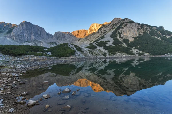 Vista do nascer do sol do pico de Sinanitsa e do lago, Pirin Mountain — Fotografia de Stock