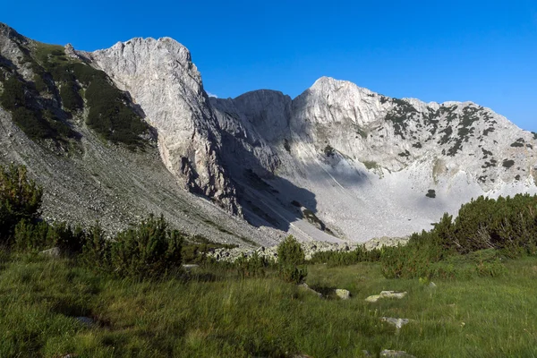 Increíble vista de las rocas del pico de Sinanitsa cubierto de sombra, montaña Pirin — Foto de Stock