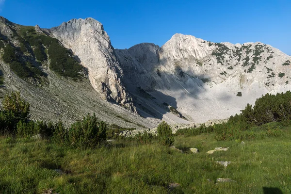 Increíble Panorama de rocas del pico Sinanitsa cubierto de sombra, Montaña Pirin — Foto de Stock