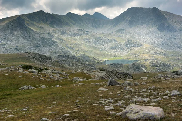 Rocky scree and Spanopolsko Lake, Pirin Mountain — Stock Photo, Image