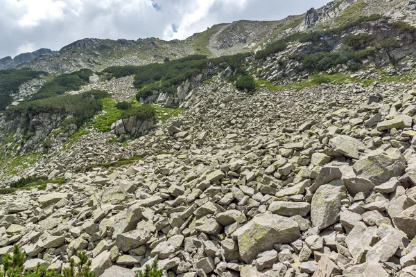 Скелясті гори на шлях до Banderitsa перевал, гори Пірін — стокове фото