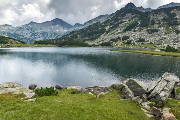 令人惊叹的全景画面 Banderishki 鸡峰以及反射在 Muratovo 湖，皮林山 — 图库照片