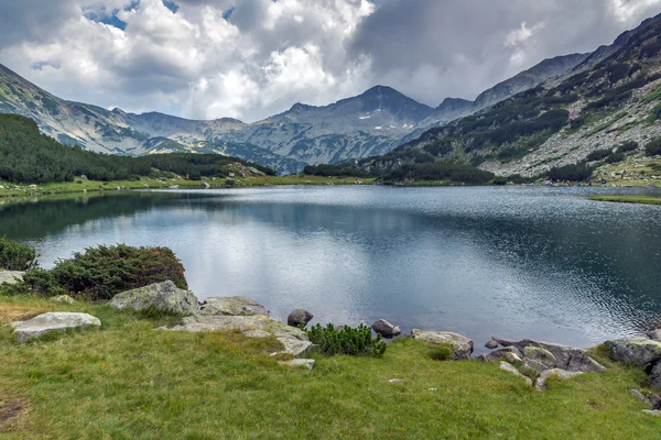 Vista panoramica del picco Banderishki Chukar e riflessione nel lago Muratovo — Foto Stock