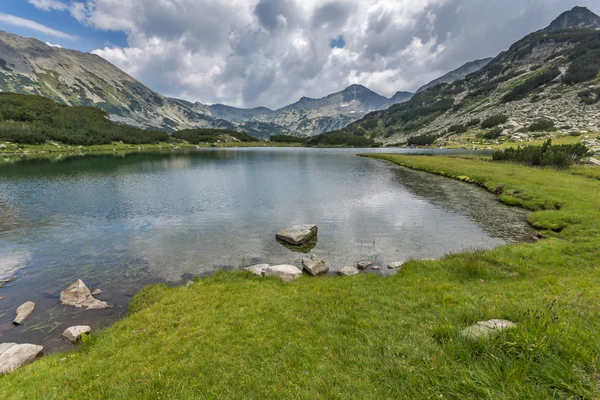 Nuvole scure sulla cima del chukar Banderishki e sul lago Muratovo, Pirin Mountain — Foto Stock