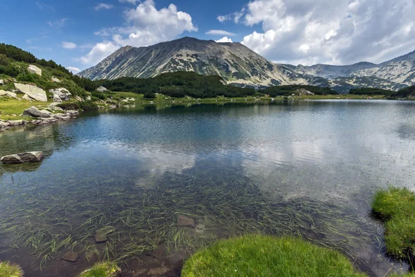 Incredibile panorama della cima todorka e riflessione nel lago Muratovo, Pirin Mountain — Foto Stock