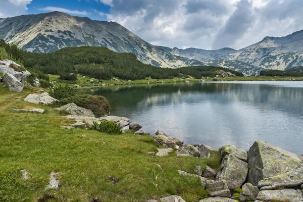 Panoramic view of todorka peak and Reflection in Muratovo lake, Pirin Mountain — Stock Photo, Image