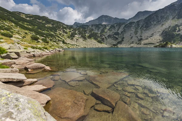 Pejzaż szczyt Chukar następujące grupy i ryby jeziora, góry Pirin — Zdjęcie stockowe