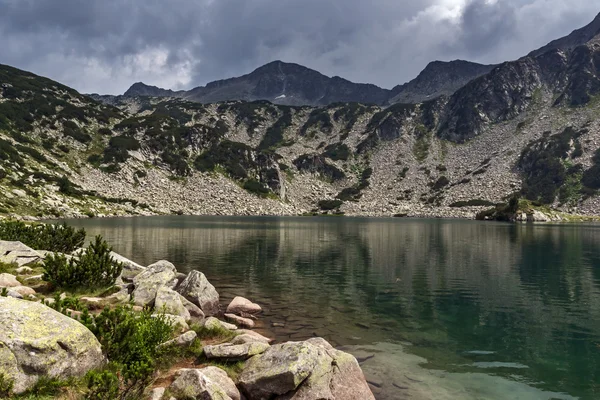 Panorama dari Banderishki Chukar Peak dan The Fish Lake, Pirin Mountain — Stok Foto