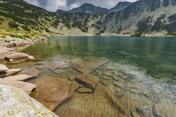 Paisaje del Pico Banderishki Chukar y el Lago de los Peces, Montaña Pirin — Foto de Stock