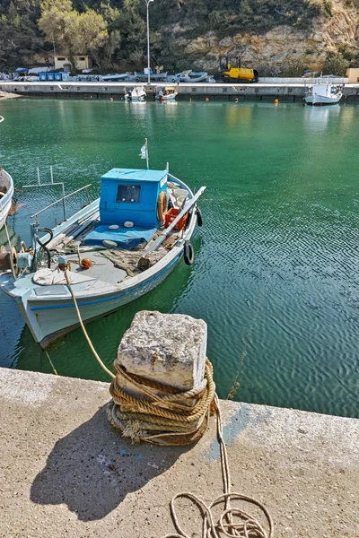 Barco no porto de Limenaria, ilha de Thassos, Macedónia Oriental e Trácia — Fotografia de Stock