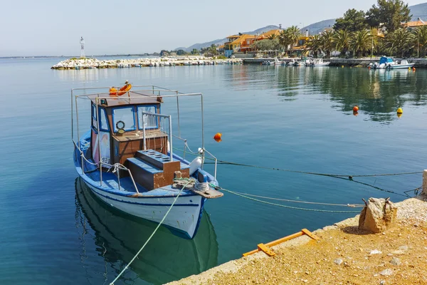 Stagionale con vecchia barca a Skala Sotiros, isola di Taso, Macedonia orientale e Tracia — Foto Stock