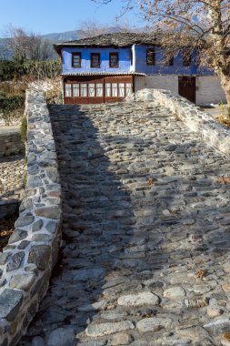 Küçük Moushteni Kavala, Doğu Makedonya ve Trakya yakınındaki nehirde üzerinde taş köprü