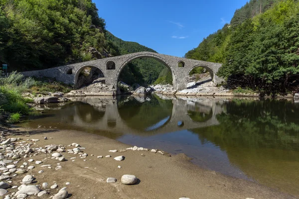 反射的魔鬼桥和山脉南麓山在克尔贾利地区阿尔达河 — 图库照片